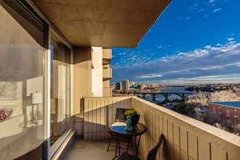 Private balcony/patio